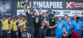 Gefeierte Sieger: Zum ersten Mal gewann das Red Bull Sailing Team von Roman Hagara in Singapur einen Act der Extreme Sailing Series. Foto: Mark Llayd Images Gefeierte Sieger: Zum ersten Mal gewann das Red Bull Sailing Team von Roman Hagara in Singapur einen Act der Extreme Sailing Series. Foto: Mark Llayd Images