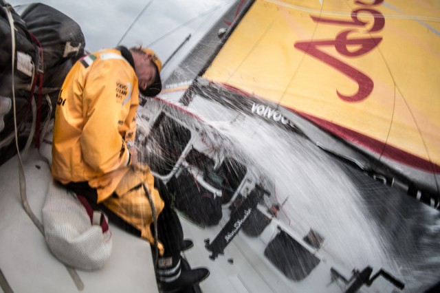 Wegducken. Der näcshter Einschlag kommt bestimmt. © Matt Knighton/Abu Dhabi Ocean Racing/Volvo Ocean Race Wegducken. Der näcshter Einschlag kommt bestimmt. © Matt Knighton/Abu Dhabi Ocean Racing/Volvo Ocean Race