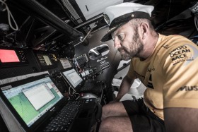 Auch Ian Walker hat eine Kapitänsmütze zum Geburtstag bekommen. Er trägt sie den ganzen Tag. © Matt Knighton/Abu Dhabi Ocean Racing/Volvo Ocean Race Auch Ian Walker hat eine Kapitänsmütze zum Geburtstag bekommen. Er trägt sie den ganzen Tag. © Matt Knighton/Abu Dhabi Ocean Racing/Volvo Ocean Race