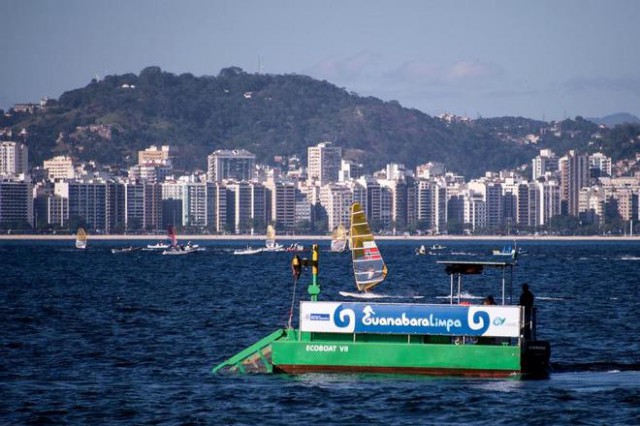 Offenbar ziemlich wirkungslos: Die Öko-Müllsammelboote in der Guanabara Bucht vor Rio de Janeiro © Bras. Umweltministerium Offenbar ziemlich wirkungslos: Die Öko-Müllsammelboote in der Guanabara Bucht vor Rio de Janeiro © Bras. Umweltministerium