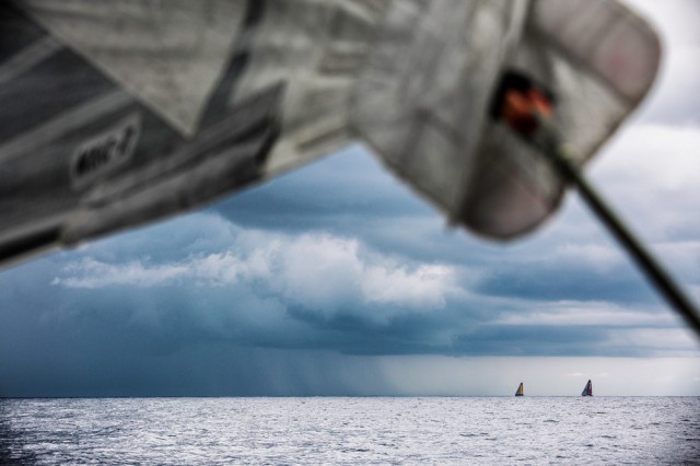 Abu Dhabi und Mapfre segeln in Lee von Alvimedica in eine Regenwolke. © Amory Ross / Team Alvimedica / Volvo Ocean Race Volvo Ocean Race