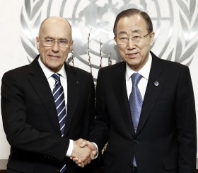 Mehr als ein Händedruck: UN-Generalsekretär Ban Ki-moon (rechts) sprach dem Gründer und Eigner des Projekts Esimit Europa höchste diplomatische Anerkennung aus.  Foto: Evan Schneider/UN