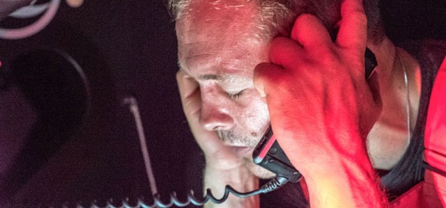 Charles Caudrelier berichtet genervt, wie in der Nacht die Genua von oben kam. © Sam Greenfield/Dongfeng Race Team/Volvo Ocean Race Volvo Ocean Race, Caudrelier