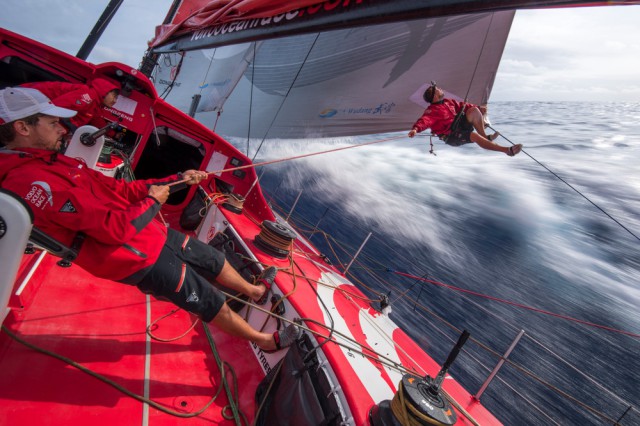 Kevin Escoffier inspiziert die Liekleine des Vorsegels auf Dongfeng. © Sam Greenfield / Dongfeng Race Team / Volvo Ocean Race Kevin Escoffier inspiziert die Liekleine des Vorsegels auf Dongfeng. © Sam Greenfield / Dongfeng Race Team / Volvo Ocean Race