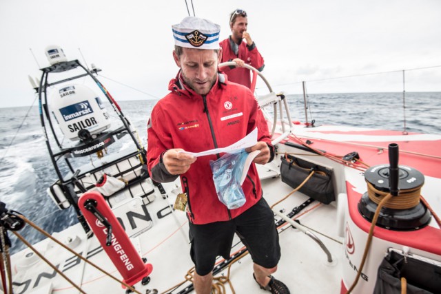 Charles Caudrelier liest seine Geburtstagspost und trägt den neuen Skipper-Hut. © Sam Greenfield / Dongfeng Race Team / Volvo Ocean Race Charles Caudrelier liest seine Geburtstagspost und trägt den neuen Skipper-Hut. © Sam Greenfield / Dongfeng Race Team / Volvo Ocean Race