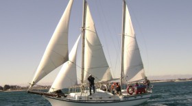 Ketschgetakelter, 32-Fuß-Langkieler mit Mittelcockpit: ideal für lange, entspannte Reisen © salty times Ketschgetakelter, 32-Fuß-Langkieler mit Mittelcockpit: ideal für lange, entspannte Reisen © salty times