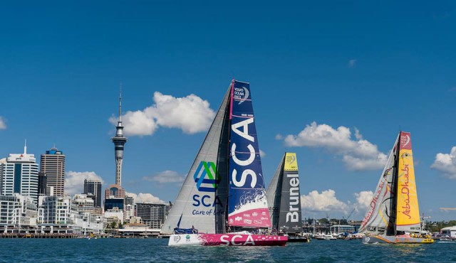 SCA punkten nach einem guten Start mit einem langen Schlag nach rechts. Abu Dhabi wendet und bekommt große Probleme. © Victor Fraile/Volvo Ocean Race SCA