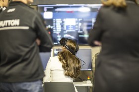 Nur Kate, die Herzogin von Cambridge, durfte am Simulator schon einen exklusiven Blick durch die Teambrille werfen. Foto: Foto: Harry Kenney-Herbert Nur Kate, die Herzogin von Cambridge, durfte am Simulator schon einen exklusiven Blick durch die Teambrille werfen. Foto: Foto: Harry Kenney-Herbert
