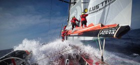 Die Notbesegelung für die 250 Meilen Weg nach Argentinien. © Yann Riou / Dongfeng Race Team / Volvo Ocean Race Dongfeng Mastbruch