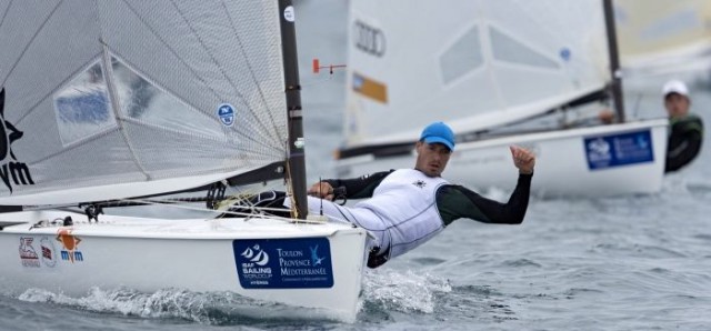 Finn Dinghy Segler hängt sich rein Phillip Kasüske in Luv versucht dagegen zu halten. © Franck Socha Finn Dinghy