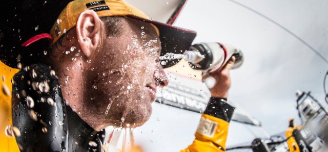 Wie zum Hohn. Abu Dhabis Justin Slattery spült das Salzwasser aus dem Gesicht während die Kollegen auf dem Nachbarboot stark rationieren müssen. © Matt Knighton / Abu Dhabi Ocean Racing / Volvo Ocean Race Abu Dhabi