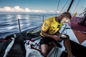 Ian Walker versucht sich nach einem strategischen Fehler aus der Flauten-Falle zu befreien. © Matt Knighton / Abu Dhabi Ocean Racing / Volvo Ocean Race Volvo Ocean Race