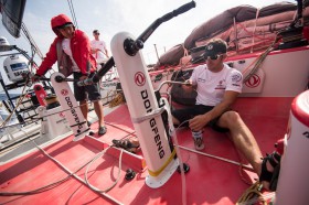 Für eine Flasche Wasser muss auf Dongfeng viel mit dem Ersatz-Watermaker gepumpt werden. © Sam Greenfield / Dongfeng Race Team / Volvo Ocean Race Dongfeng