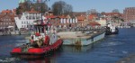 Video: Schwimmponton durch Brücke