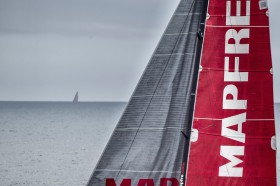 Mapfre in der Flaute kurz vor dem Ziel. Abu Dhabi eine halbe Stunde voraus. © Ainhoa Sanchez / Volvo Ocean Race Volvo OCean Race