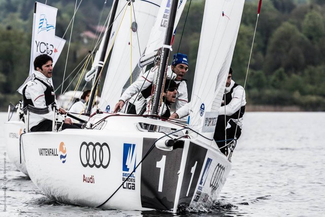 Aufregung vor der Tonnenrundung. Das YCBG Team versucht ein Boot von der Lee-Wende abzuhalten. © Lars Wehrmann Segel-Bundesliga NRV