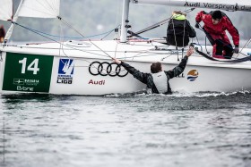 Der Lindauer Laser Segler Fabian Gielen sucht nach festem Halt auf dem b/one Vorschiff. © Lars Wehrmann Segel-Bundesliga