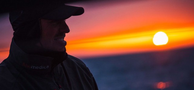 Dave Swete blickt noch ein letztes Mal auf die Sonne bevor sie ins Wasser plumpst. © Amory Ross / Team Alvimedica / Volvo Ocean Race Volvo Ocean Race