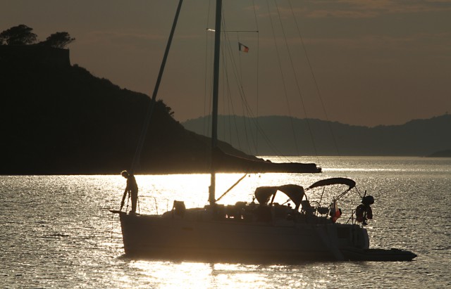 Einfach mal so eben in der schönen, geschützten Bucht da vorne ankern? Könnte teuer werden! © syndicat d’initiative Einfach mal so eben in der schönen, geschützten Bucht da vorne ankern? Könnte teuer werden! © syndicat d'initiative