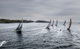 Nach dem Start segelt die Flotte eine Stunde lang aufgreiht hinternander her ohne Überholmöglichkeit. © Ainhoa Sanchez / Volvo Ocean Race Volvo Ocean Race