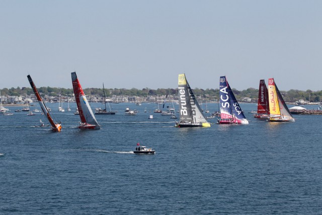 Dongfeng (l.) segelt mit seinem Steuerbord-Start hinter dem Feld durch und ist auch durch die unbeholfene Lee-Wende von Alvimedica nicht zu halten. © Ainhoa Sanchez / Volvo Ocean Race Volvo Ocean Race