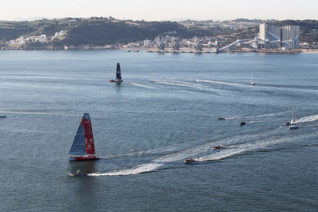 Dongfeng wedet und scheint die Möglichkeit zu haben links durchzubrechen. © Ainhoa Sanchez / Volvo Ocean Race Volvo Ocean Race