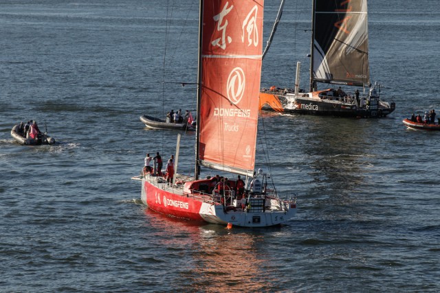 Dongfeng initiiert ein Wendeduell, bei dem jeweils der große Code Zero weggerollt werden muss. © Ainhoa Sanchez / Volvo Ocean Race Volvo Ocean Race