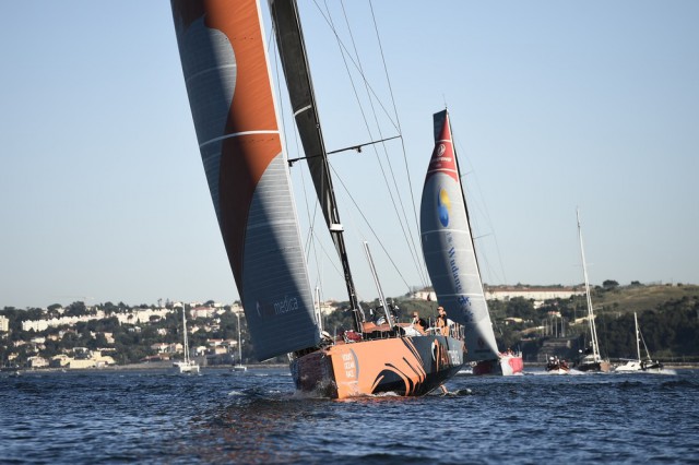 Alvimedica liegt beim Eingang in die Bucht von Lissabon knapp vor Dongfeng. © Ricardo Pinto / Volvo Ocean Race Volvo Ocean Race