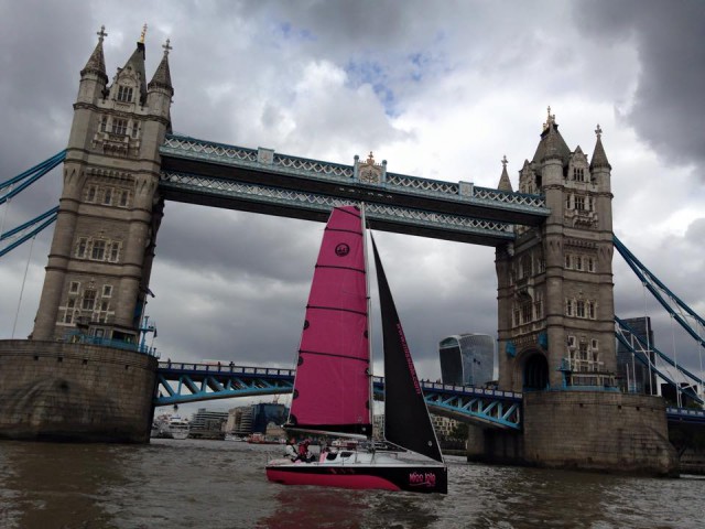 Miss Isle vor der Tower Bridge, hier freilich mit einigen Helfern für das anstehende Anlegemanöver © miss isle Miss Isle, Schwerbehinderung, Mundsteuerung