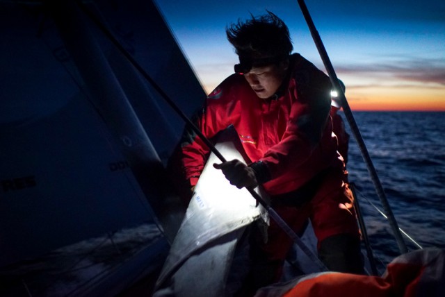 Horace kämpft auf Dongfeng bis zum Sonnenuntergang. © Yann Riou / Dongfeng Race Team / Volvo Ocean Race Dongfeng