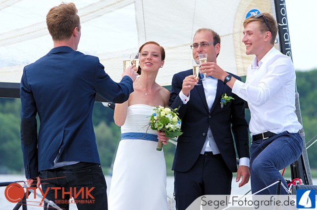 “Nastrovje” – Das Kombinat wünscht Inga und Frank einen nie endenden Gennakerritt durchs Eheglück. © segel-fotografie Melges24, Hochzeit