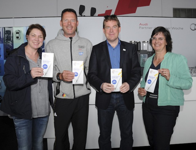 Heiko Kröger (2. v. li.) mit Kiels Oberbürgermeister Ulf Kämpfer und den Organisatorinnen des Inklusionsfackellaufs, Stefanie Gomez (li.) und Antje Hachenberg.