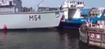 Video: Marine fährt sich im Hafen fest