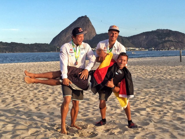 Erik Heil ind Thomas Plößel feiern Bronze mit 49er Coach Thomas Rein unter dem Zuckerhut. © HP Sailing Heil Plößel