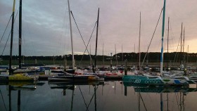 Im Hafen von Lorient mangelt es vielleicht an anständigen Toiletten, aber niemals an anständigen Booten © miku Mini, Urlaub, Glück