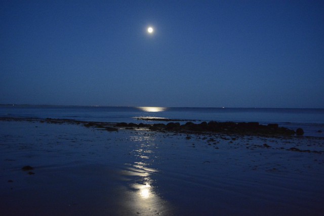 Irgendwann war der Mond dann voll, und das Meer zog sich ziemlich weit zurück und alles war wieder auf “reset” gesetzt © miku Mini, Urlaub, Glück