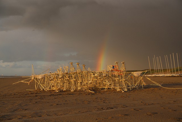 Angeblich drehen sie um, wenn sie in Kontakt mit Wasser kommen und können sich selbständig bei zuviel Wind im Boden verankern © jansen Strandbeester, Kunst, Strand, Jansen