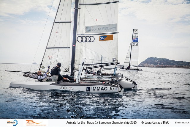 Extremer Leichtwind-Trimm. Carolina Werner trapeziert auf dem vorderen Beam und hebt das Heck aus dem Wasser. © Lara Carrau/BISC Nacra 17 EM