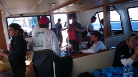 Die norwegischen Champs unter Deck des Shuttle Mutterschiffs, das neben der Startlinie verankert wurde. © SegelReporter Die norwegischen Champs unter Deck des Shuttle Mutterschiffs, das neben der Startlinie verankert wurde. © SegelReporter
