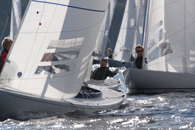 Es ist immer eng bei den Drachen. Hans Werner Zachariassen im Start-Zweikampf mit Jan Woortmann. © Peter Kaehl Drachen Regatta