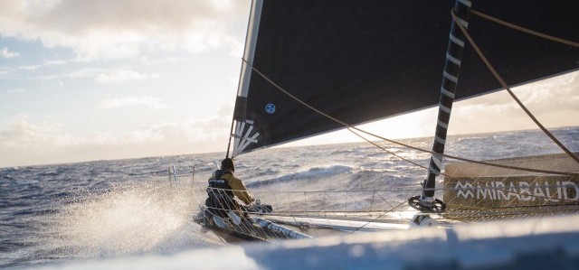 Professionelle Kommunikation auf Spindrift. Mit Kopfhörer auf dem Vorschiff. ©Yann Riou | Spindrift racing Spindrift