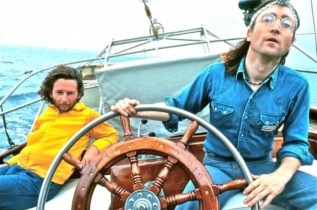 John Lennon steuert, kurz vor der Ankunft auf den Bermudas. Da hatte er seinen Sturm-Trip schon hinter sich und die Seekranken sind auch wieder an der frischen Luft © Tyler Coney John Lennon, Bermudas, Double Fantasy