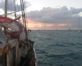So richtig gut stand die Langfahrtyacht nicht mehr da. Aber wer gibt schon was aufs Aussehen? © kraken kissed adventure Schiffbruch, Strandung, Familie