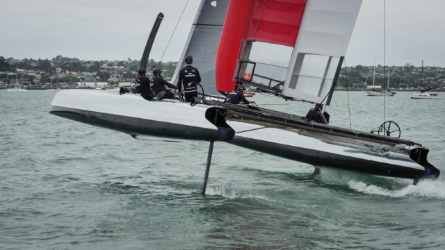 Die Kiwis haben das alte AC45 Trainingsboot von Luna Rossa übernommen und es mit einem Steuerrad ausgerüstet. © Hamish Hooper Die Kiwis haben das alte AC45 Trainingsboot von Luna Rossa übernommen und es mit einem Steuerrad ausgerüstet. © Hamish Hooper