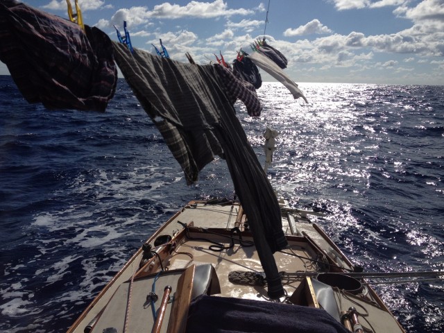 Große Wäsche unterwegs. Deutlich erkennbar: Das nicht selbstlenzende Cockpit seines Nordischen Folkebootes hat Leo kurzerhand abgedeckt© sampson boats Nordisches Folkeboot, Atlantiküberquerung,