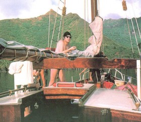 Schon 1964 war Lennon gemeinsam mit George Harrison vor Tahiti bei einem Tagestörn unterwegs © yoko ono John Lennon, Bermudas, Double Fantasy