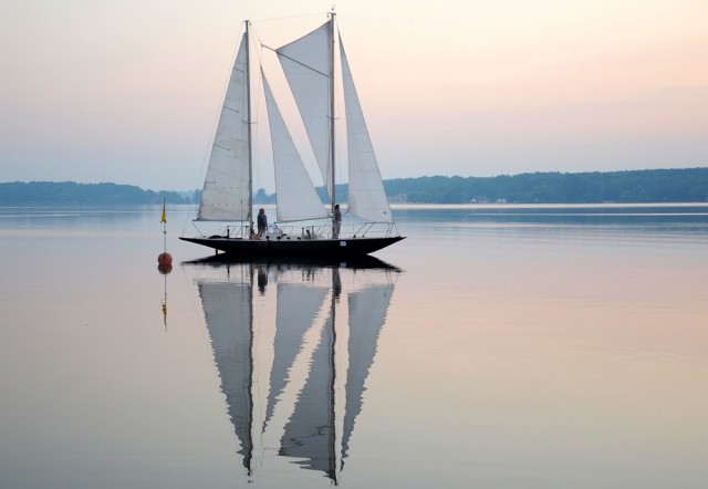 Die Spreizgaffel-Ketsch “Goletto” bei den 60 Seemeilen von Berlin um 4:30 morgens auf der Ziellinie. © Marina Könitzer Wannsee 60 Seemeilen