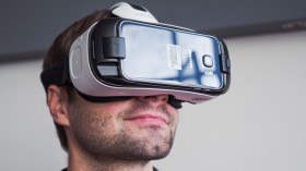 Wenn das Smartphone in eine spezielle Brille eingeklinkt wird, ist das Rundumsicht-Erlebnis am besten. © realTV realTV
