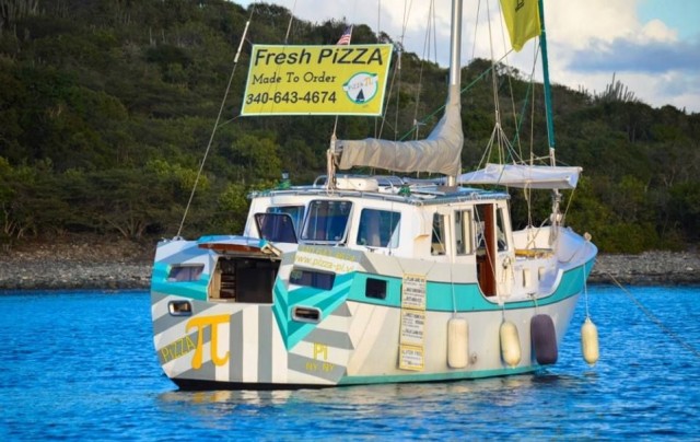 Auffällige Farben, große Plakatierung: geschäftstüchtig sind die Bouis © pizza pi vor Anker, Pizza, Karibik,