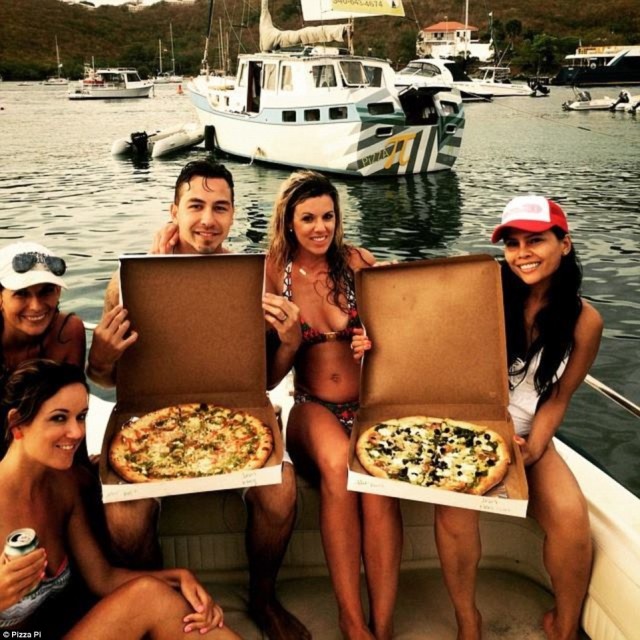 Diese Amerikaner! © pizza pi vor Anker, Pizza, Karibik,